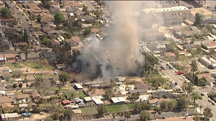 Video: V Kalifornii vybuchl dům plný rachejtlí a petard